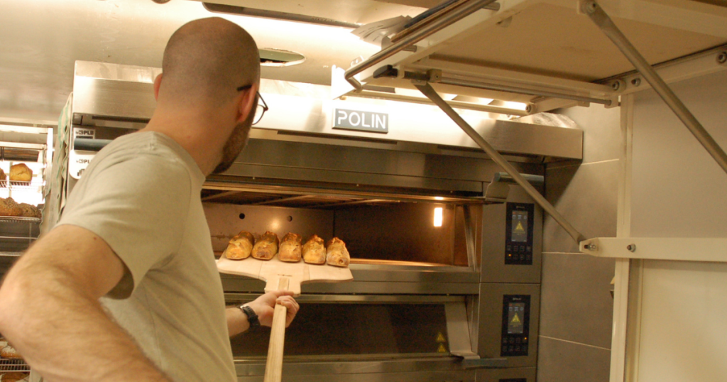 Photo d'illustration sortie du four des baguettes tradition
