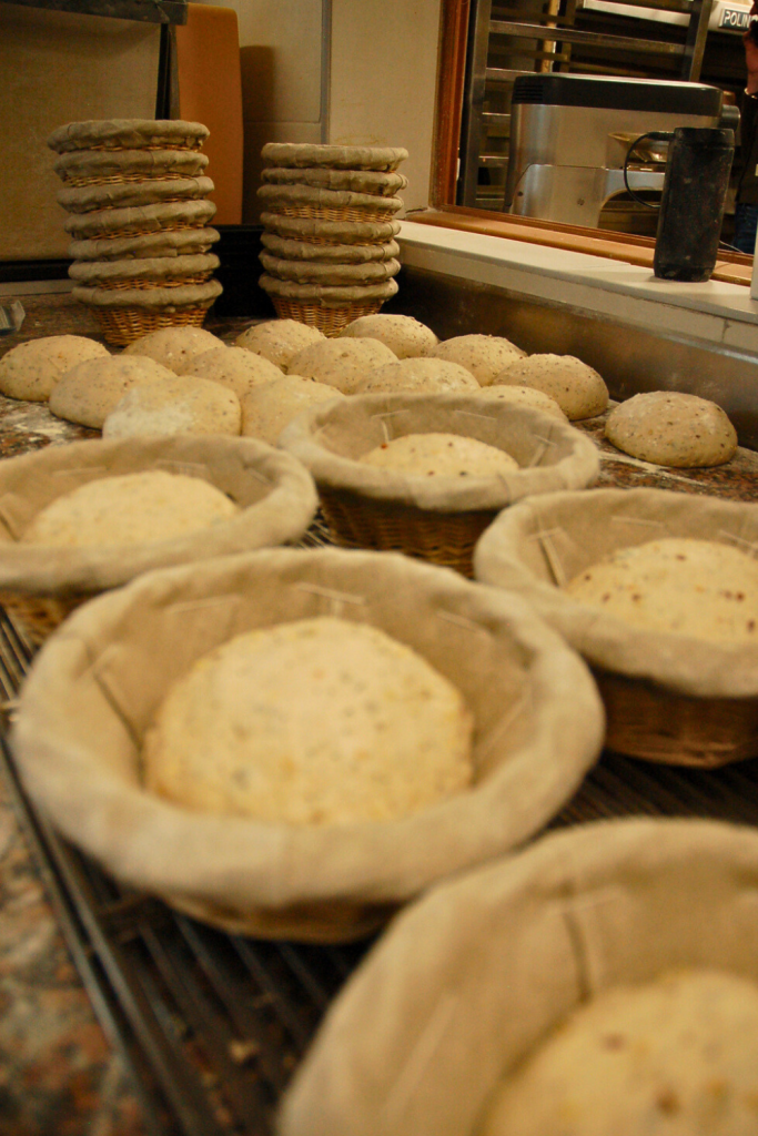 Photo d'illustration des miches aux graines dans des bannetons